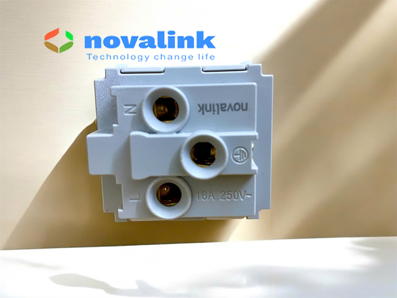 Hạt ổ cắm đơn 3 chấu đa năng Novalink M-13A, 16A/250V. Lắp mặt Panasonic âm tường, ổ cắm âm sàn, âm bàn