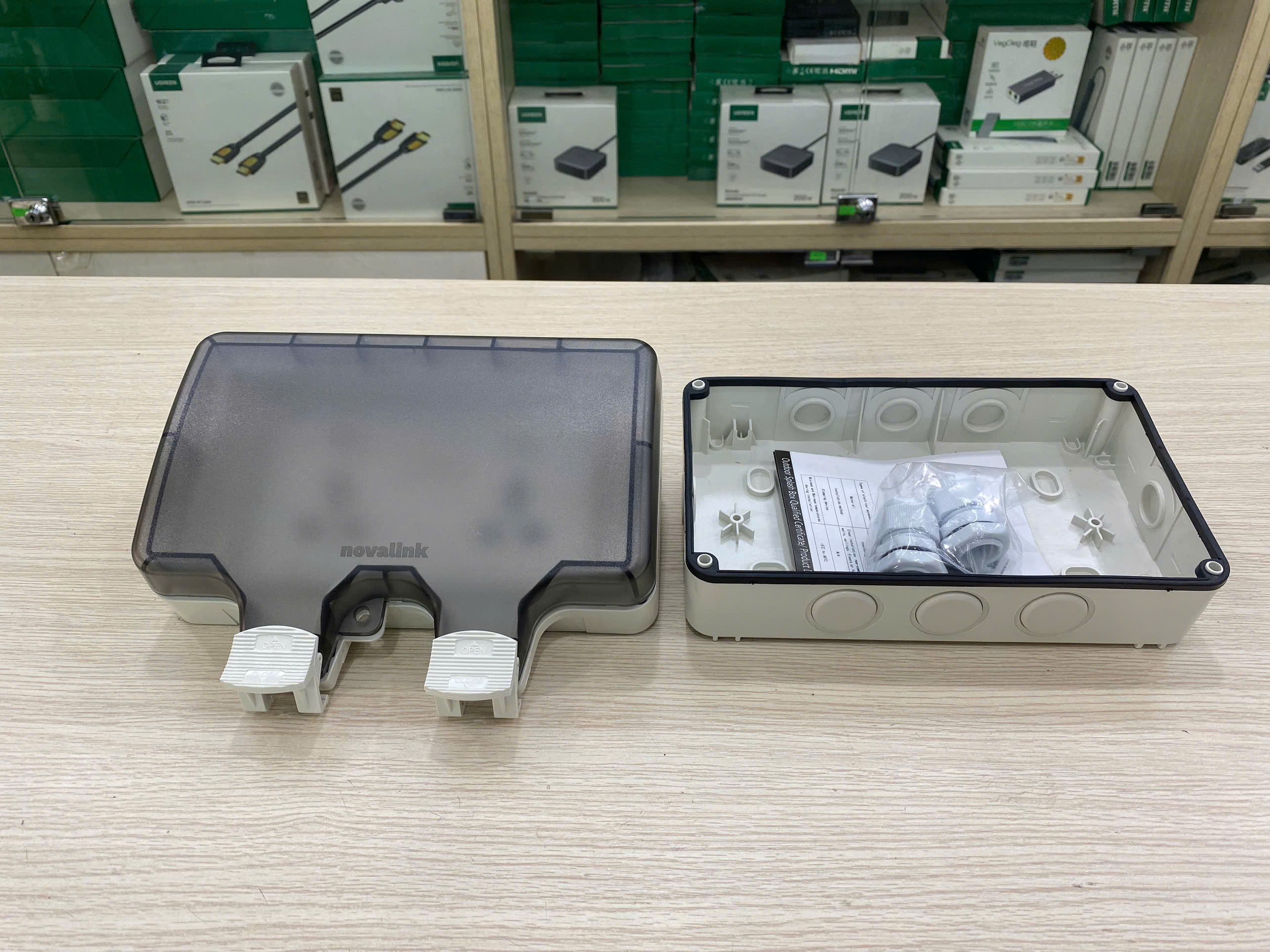 Hộp điện đôi ngoài trời chống nước IP66 Novalink NV-OW46, có công tắc