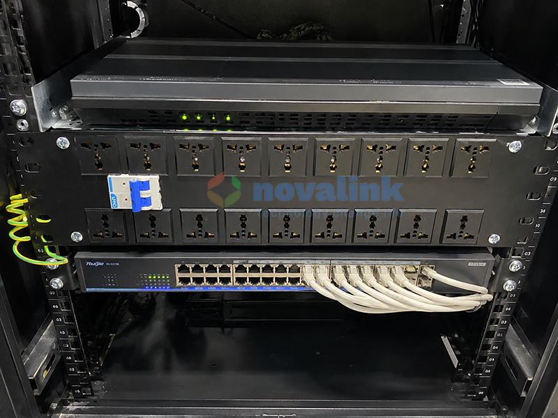 Thanh nguồn PDU lắp ngang 16 ổ cắm đa năng có tai bắt tủ rack